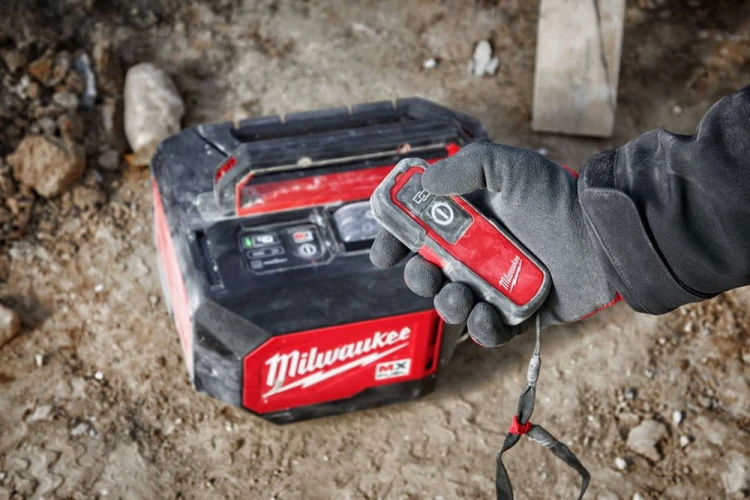 Wibrator walizkowy do betonu Milwaukee MXF CVBCKIT-602 AKU (2x 6.0 Ah) - 4933479610