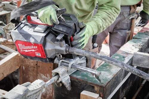 Wibrator walizkowy do betonu Milwaukee MXF CVBCKIT-602 AKU (2x 6.0 Ah) - 4933479610