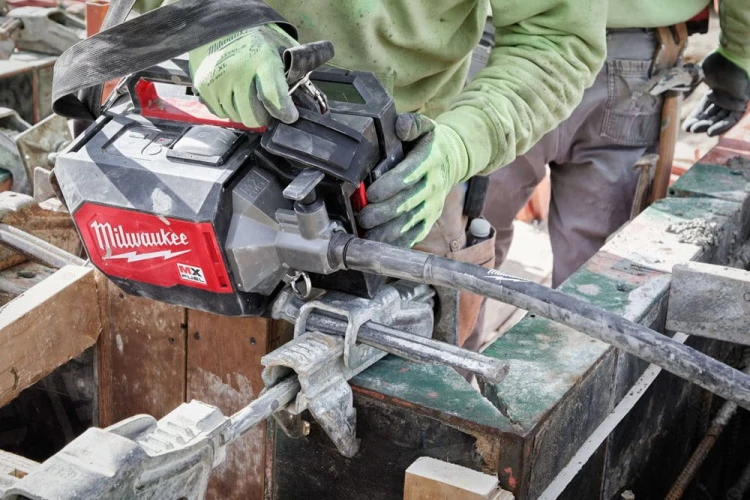 Wibrator walizkowy do betonu Milwaukee MXF CVBCKIT-602 AKU (2x 6.0 Ah) - 4933479610