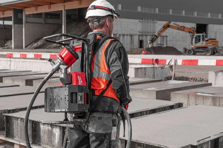 Wibrator plecakowy do betonu Milwaukee MXF CVBPKIT-602 AKU (2x 6.0 Ah) - 4933479593
