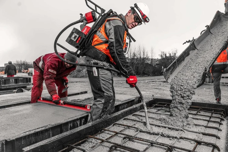 Wibrator plecakowy do betonu Milwaukee MXF CVBP-602 AKU (2x 6.0 Ah) - 4933479591