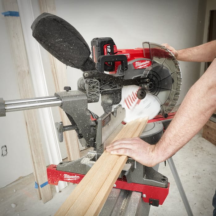 Piła ukosowa z posuwem 305mm Milwaukee M18 FMS305-121 AKU 18V (12.0 Ah) - 4933471122