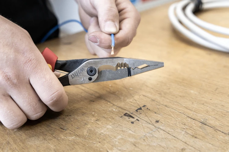 Anw_Z13022509SB_Industrial_electric_Multifunctional-pliers_Stripping_02.jpg