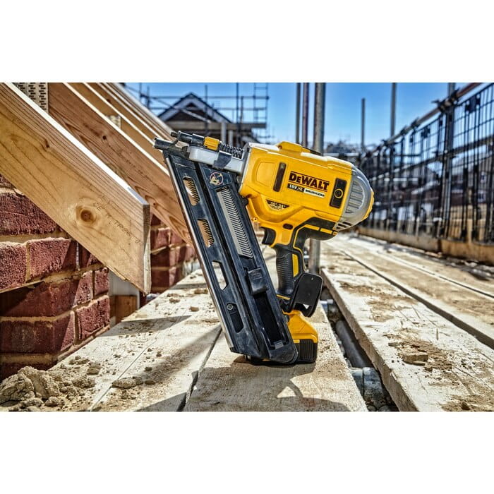 Gwoździarka 50-90mm DeWalt DCN692P2 AKU 18V (2 x 5.0 Ah)