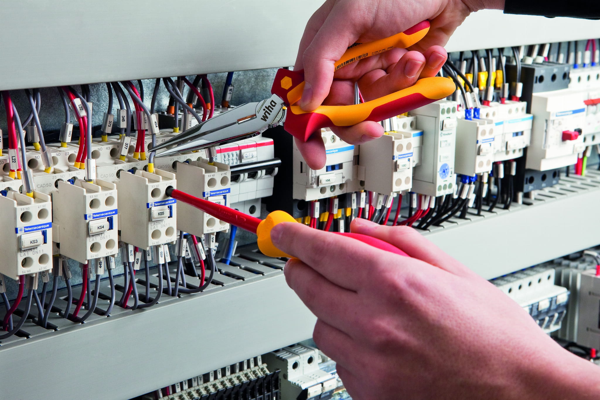 Anw_Flachrundzange_Professional_electric_u_SoftFinish_01.jpg