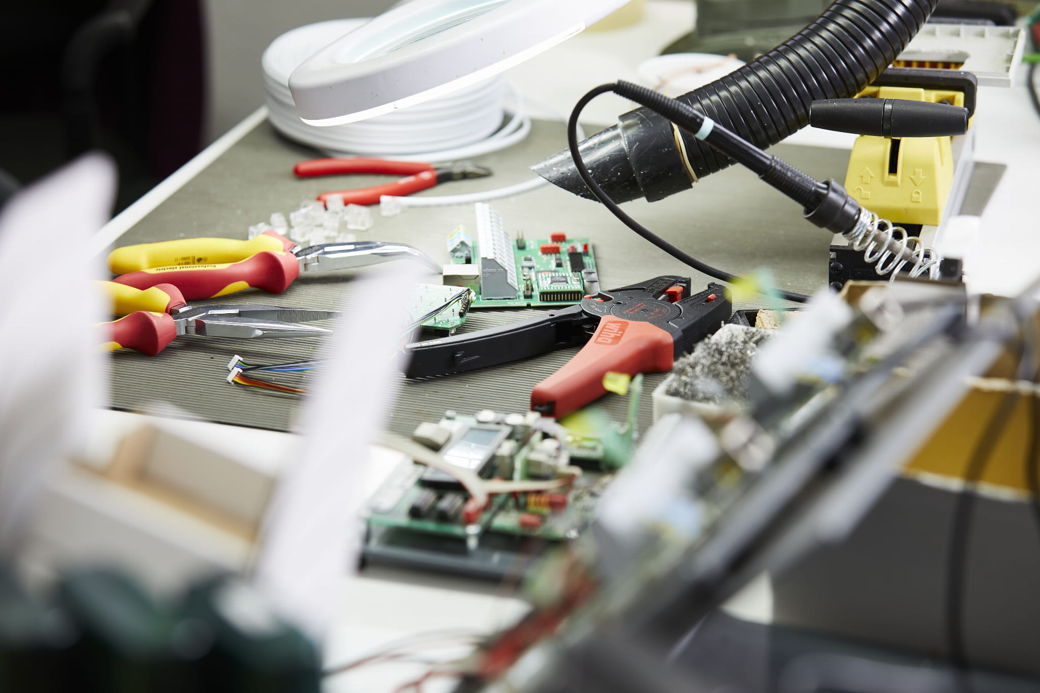 Im_Z57006_Abisolierzange_automatisch_Werkbank_01.jpg