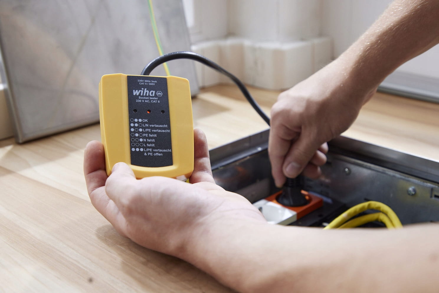 WIHA-45220-TESTER-GNIAZD-SIECIOWYCH-230V-AC-CAT-II-Marka-Wiha.jpg