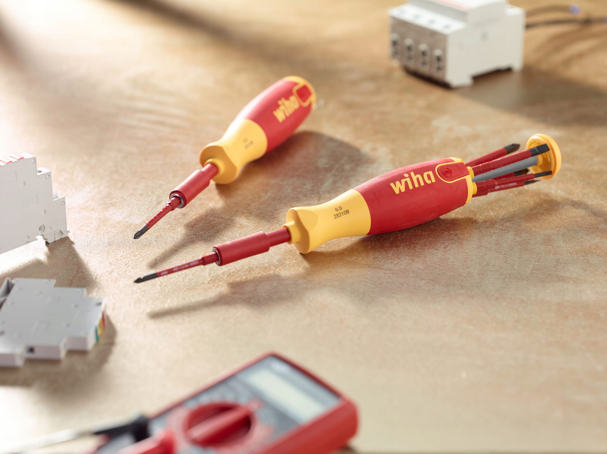 WKRETAK-IZOLOWANY-LIFTUP-Z-MAGAZYNKIEM-NA-BITY-DLA-ELEKTRYKA-WIHA-38613-Kod-producenta-38613.jpg