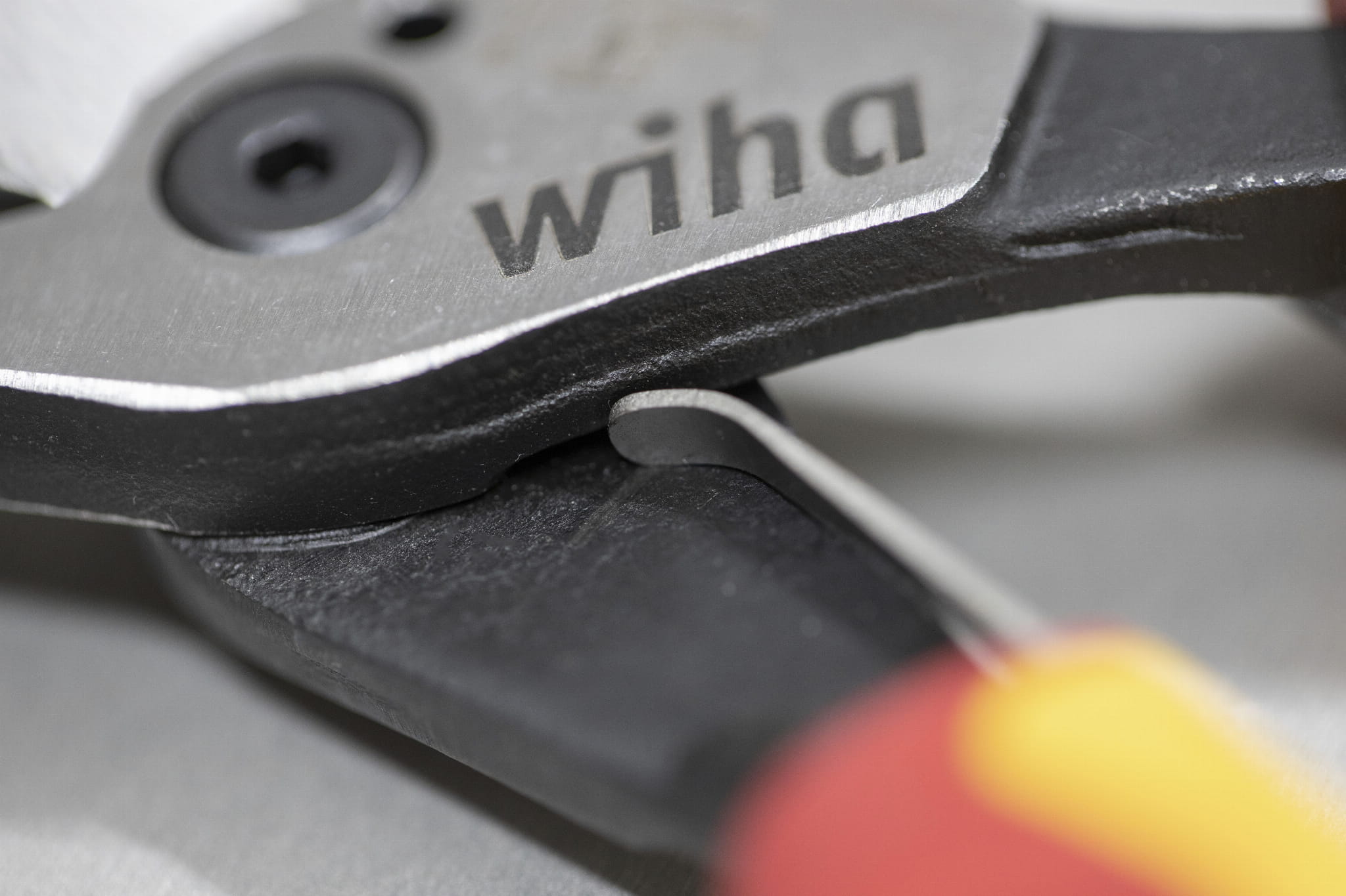Det_Z13022509SB_Industrial_electric_Multifunctional-pliers_Opening-spring_01.jpg