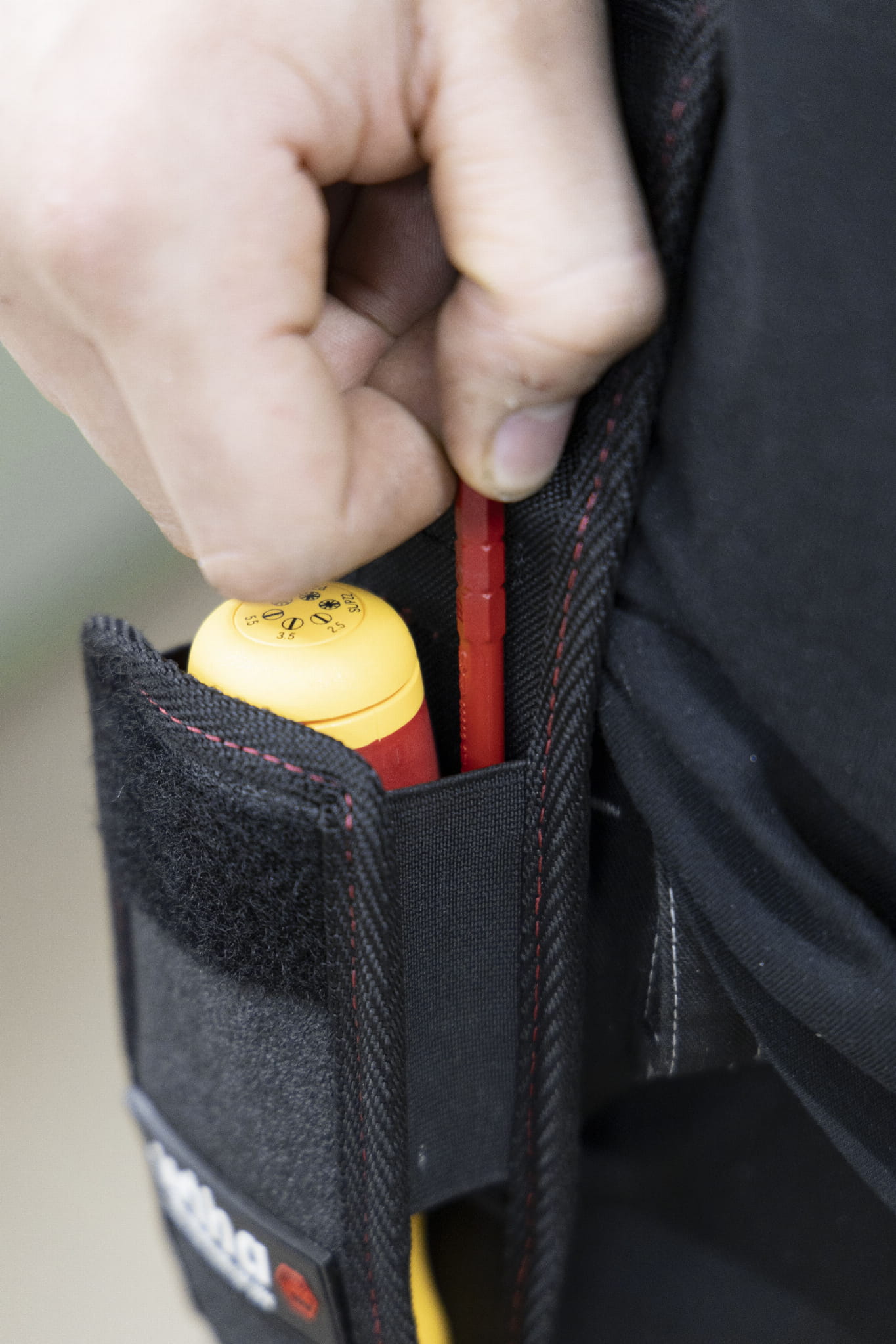 Anw_599008_Belt_pouch_handles_03.jpg