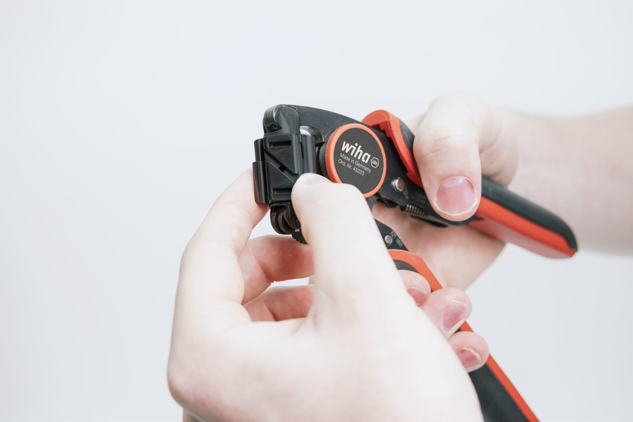 Anw_Z62000906SB_Crimping_Plier_Rotating_01.jpg